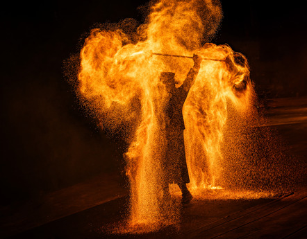 Holzmann Stefanie - Fotoclub-Heilbronn e.V. - Woman on fire - Annahme